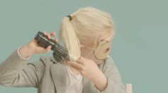 Šokujúca kampaň upozorňuje na detskú prostitúciu. Dievčatkám dali do rúk sexuálne hračky