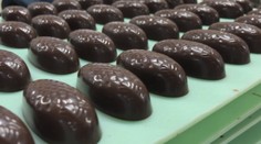 Vianočné figúrky už koncom leta: Linka v Olomouci už chŕli milióny kusov sladkostí