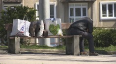 Policajti, ktorí dali bezdomovcovi pokutu za porušenie zákazu vychádzania, majú nečakane problém