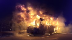 FOTO: Pri Košiciach začal horieť autobus plný ľudí. Po požiari z neho ostalo len torzo
