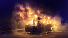 FOTO: Pri Košiciach začal horieť autobus plný ľudí. Po požiari z neho ostalo len torzo