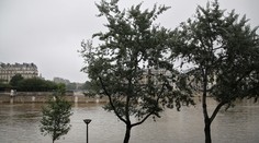 Na severe Francúzska strhli masy vody vozidlo, motorista sa utopil