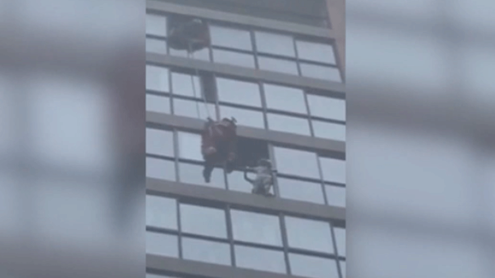 Minúty hrôzy: Len päťročné dievčatko uviazlo na zábradlí balkóna vo výške 40 metrov