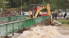 Rozbúrená rieka v Čadci dala zabrať mostom. Voda tiež vytopila autobusové depo