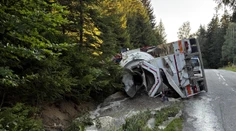 Vodič skončil s betónovou zmesou mimo cesty. Za volant si sadol poriadne opitý