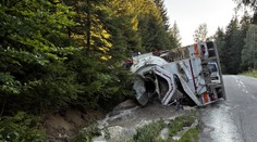 Vodič skončil s betónovou zmesou mimo cesty. Za volant si sadol poriadne opitý