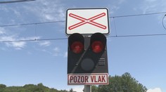 Stará signalizácia na priecestí na vyťaženej ceste ohrozuje ľudí. Hocikedy nesvieti, aj keď ide vlak