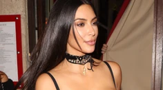 Kim Kardashian výrazne schudla. Odrazilo sa to aj na jej veľkom poprsí