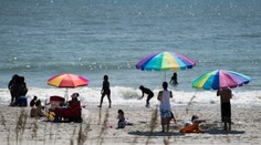 Hororová nehoda na pláži: Odfúknutý slnečník prebodol ženu (†63), zomrela po prevoze do nemocnice