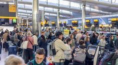Nočná mora na európskych letiskách. Problémy pretrvávajú už tretí deň