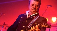 Gitarista skupiny INXS prišiel o prst