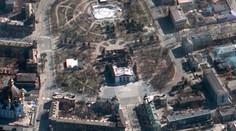 Mŕtvych z Mariupola Rusi pochovali v masových hroboch v obci Manhuš