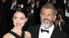 Mel Gibson po šesťdesiatke opäť otcom. Mladučká priateľka mu porodila deviate dieťa