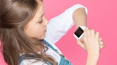 Mali nimi kontrolovať deti, namiesto toho odpočúvali učiteľov. Smart hodinky v Nemecku zakázali