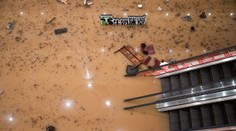 OBRAZOM: Hongkong zasiahli po tajfúne najsilnejšie dažde za 140 rokov. Povodne ochromili dopravu