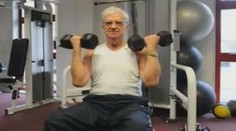 Tipujte vek tohto muža: Za kondičku vďačí činkám a špenátu