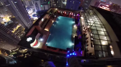 Adrenalín je ich najlepší kamarát. Takýto skok do bazéna ste ešte nevideli