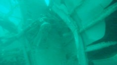 Pátracie tímy sa snažia získať čierne skrinky z chvostu lietadla AirAsia