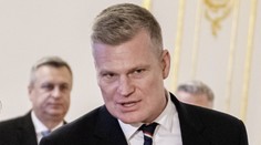Filip Turek mal nehodu v centre Prahy. Auto patriace nemocnici skončilo na streche, vodič utrpel zranenia