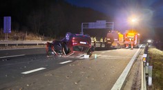 FOTO: Vážna nehoda na D1 za tunelom Branisko. Vodič vyletel na stredové betónové "áčka" a skončil na streche