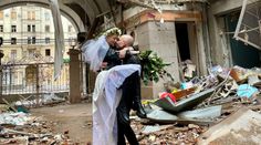 VIDEO: Lásku nezlomí ani vojna. Lekár so sestričkou sa zosobášili v zbombardovanom Chersone