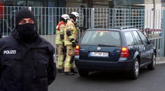 Do oplotenia sídla kancelárky Merkelovej zámerne narazilo auto. Páchateľa neskôr zadržali