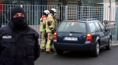 Do oplotenia sídla kancelárky Merkelovej zámerne narazilo auto. Páchateľa neskôr zadržali