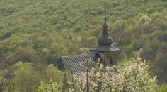 Táto obec je klenotom Stolických vrchov. Vďaka nadšencom nadobúda svoj pôvodný ráz