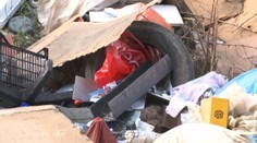 Zo silážnej jamy si spravili smetisko. Hádžu tam pneumatiky aj chladničky