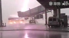 Do lietadla udrel blesk