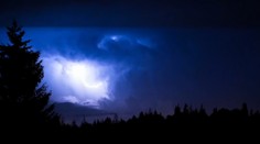 Búrky ešte potrápia juh Slovenska, na niektorých miestach sa môžu vyskytnúť aj krúpy