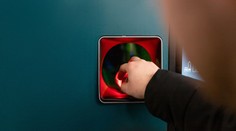 Muž chcel prekabátiť zálohomat na fľaše naivným trikom. Teraz mu za to hrozí väzenie