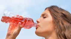 Pijete celý deň z jednej plastovej fľaše? Akoby ste olizovali starú psiu hračku