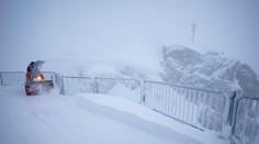 V Alpách napadli desiatky centimetrov snehu. Pod najvyšším vrchom Nemecka uviazlo 29 horolezcov