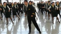 Na letisku sa na chvíľu zastavil čas. Všetci sledovali tancujúce letušky