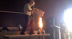 Šialený profesor si získal srdcia študentov. Takéto hodiny chémie by sa páčili každému