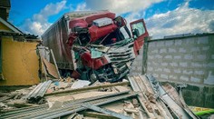 Hrôzostrašná FOTO: Nákladiak pri Nitre len o centimetre minul ľudí čakajúcich na zastávke