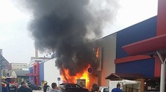 Hrozivé video: V Žiline vybuchol stánok s kebabom, zranený je vraj jeden človek