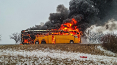 FOTO: Dramatický požiar na českej diaľnici. Autobus zhorel do tla