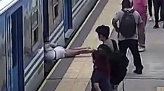Dráma v Buenos Aires. Mladá žena omdlela a spadla pod idúci vlak