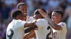 V Londýne sa dnes spať nebude: Arsenal oslavuje titul, Tottenham sa zachránil
