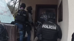 VIDEO: Polícia zadržala členov drogového gangu. Dvoch zatkla priamo vo varni pervitínu
