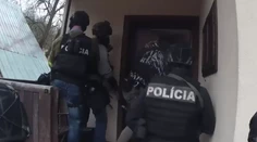 VIDEO: Polícia zadržala členov drogového gangu. Dvoch zatkla priamo vo varni pervitínu