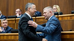 Poslanci schválili návrh štátneho rozpočtu na budúci rok. Koalícii pomohli Huliakovci