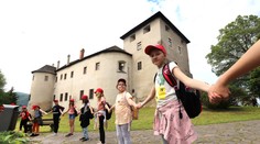 Podarilo sa: Viac ako 2-tisíc Zvolenčanov vytvorilo najdlhšiu živú reťaz okolo hradieb na Slovensku