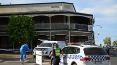 Tragédia v Austrálii. Do ľudí sediacich pred hotelom vrazilo auto, zahynulo päť osôb