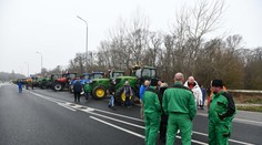 Nespokojní farmári blokovali hraničný priechod. Lacný dovoz z tretích krajín nás zničí, tvrdia