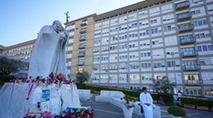 Dobré správy z Ríma. Vatikán naznačil, že pápeža Františka by mohli už čoskoro prepustiť z nemocnice