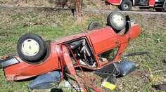 Tragická nehoda neďaleko Jedľových Kostolian. Auto so starším manželským párom skončilo na streche, žena neprežila