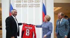 Ovečkin sa po sezóne stretáva s politikmi Putinovho režimu. Hašek s reakciou dlho nečakal